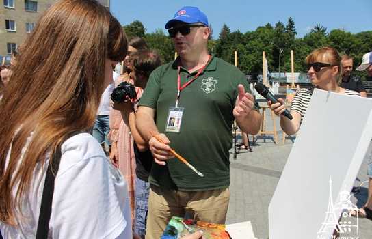 Новини Вінниці / «Енергію добра» намалювали у Вінниці відомі художники із шести країн, юні митці та місцеві «зірки»: разом встановили рекорд України (ФОТО, ВІДЕО)