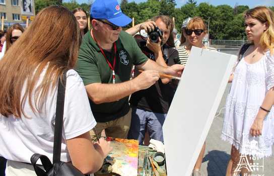 Новини Вінниці / «Енергію добра» намалювали у Вінниці відомі художники із шести країн, юні митці та місцеві «зірки»: разом встановили рекорд України (ФОТО, ВІДЕО)