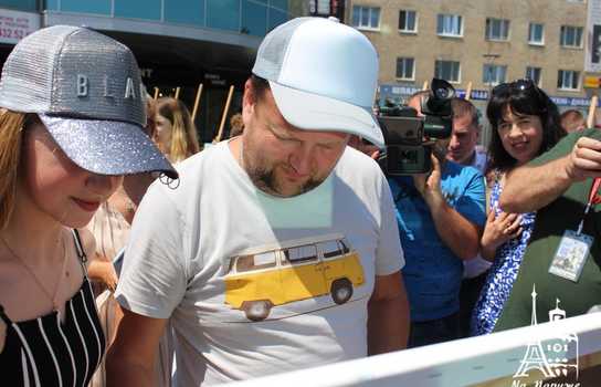 Новини Вінниці / «Енергію добра» намалювали у Вінниці відомі художники із шести країн, юні митці та місцеві «зірки»: разом встановили рекорд України (ФОТО, ВІДЕО)