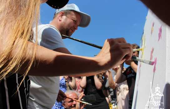 Новини Вінниці / «Енергію добра» намалювали у Вінниці відомі художники із шести країн, юні митці та місцеві «зірки»: разом встановили рекорд України (ФОТО, ВІДЕО)