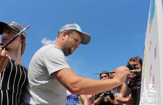 Новини Вінниці / «Енергію добра» намалювали у Вінниці відомі художники із шести країн, юні митці та місцеві «зірки»: разом встановили рекорд України (ФОТО, ВІДЕО)