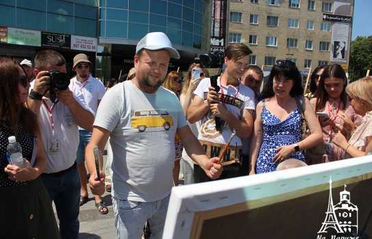 Новини Вінниці / «Енергію добра» намалювали у Вінниці відомі художники із шести країн, юні митці та місцеві «зірки»: разом встановили рекорд України (ФОТО, ВІДЕО)