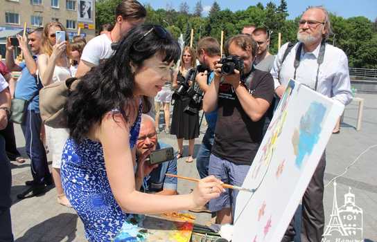 Новини Вінниці / «Енергію добра» намалювали у Вінниці відомі художники із шести країн, юні митці та місцеві «зірки»: разом встановили рекорд України (ФОТО, ВІДЕО)