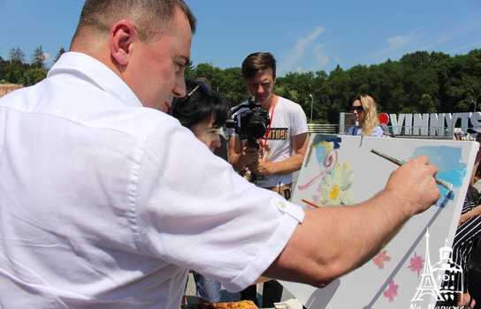 Новини Вінниці / «Енергію добра» намалювали у Вінниці відомі художники із шести країн, юні митці та місцеві «зірки»: разом встановили рекорд України (ФОТО, ВІДЕО)