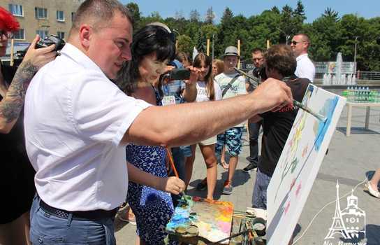 Новини Вінниці / «Енергію добра» намалювали у Вінниці відомі художники із шести країн, юні митці та місцеві «зірки»: разом встановили рекорд України (ФОТО, ВІДЕО)