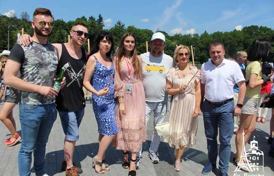 Новини Вінниці / «Енергію добра» намалювали у Вінниці відомі художники із шести країн, юні митці та місцеві «зірки»: разом встановили рекорд України (ФОТО, ВІДЕО)