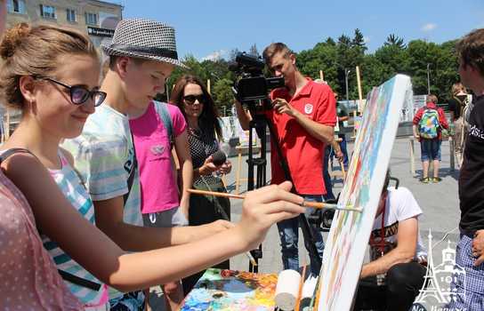 Новини Вінниці / «Енергію добра» намалювали у Вінниці відомі художники із шести країн, юні митці та місцеві «зірки»: разом встановили рекорд України (ФОТО, ВІДЕО)