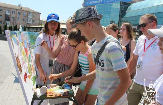 Новини Вінниці / «Енергію добра» намалювали у Вінниці відомі художники із шести країн, юні митці та місцеві «зірки»: разом встановили рекорд України (ФОТО, ВІДЕО)