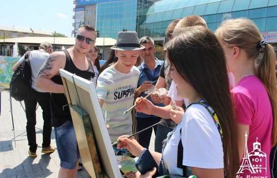 Новини Вінниці / «Енергію добра» намалювали у Вінниці відомі художники із шести країн, юні митці та місцеві «зірки»: разом встановили рекорд України (ФОТО, ВІДЕО)