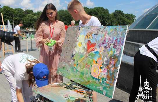 Новини Вінниці / «Енергію добра» намалювали у Вінниці відомі художники із шести країн, юні митці та місцеві «зірки»: разом встановили рекорд України (ФОТО, ВІДЕО)