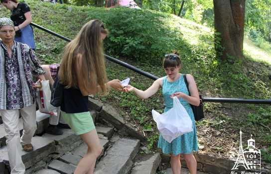 Новини Вінниці / Кораблики з іменами полонених Росією українських моряків запустили на воду у Вінниці (ФОТО, ВІДЕО)