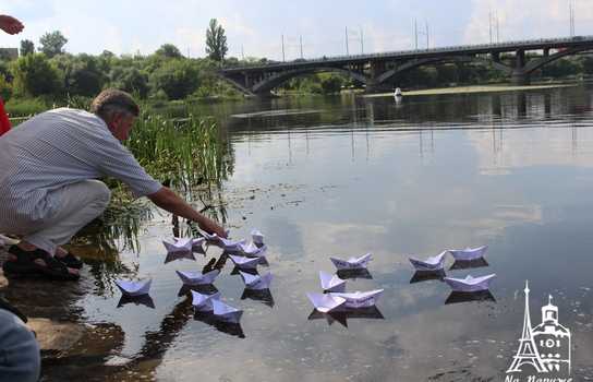 Новини Вінниці / Кораблики з іменами полонених Росією українських моряків запустили на воду у Вінниці (ФОТО, ВІДЕО)