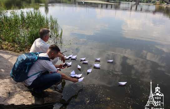 Новини Вінниці / Кораблики з іменами полонених Росією українських моряків запустили на воду у Вінниці (ФОТО, ВІДЕО)