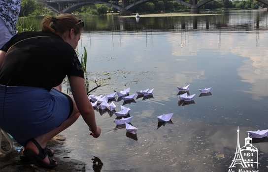 Новини Вінниці / Кораблики з іменами полонених Росією українських моряків запустили на воду у Вінниці (ФОТО, ВІДЕО)