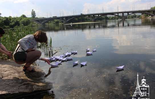 Новини Вінниці / Кораблики з іменами полонених Росією українських моряків запустили на воду у Вінниці (ФОТО, ВІДЕО)