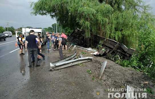 Новини Вінниці / Четверо людей госпіталізовано: у поліції повідомили деталі ДТП біля Вінниці, де злетів з траси автобус (ФОТО)