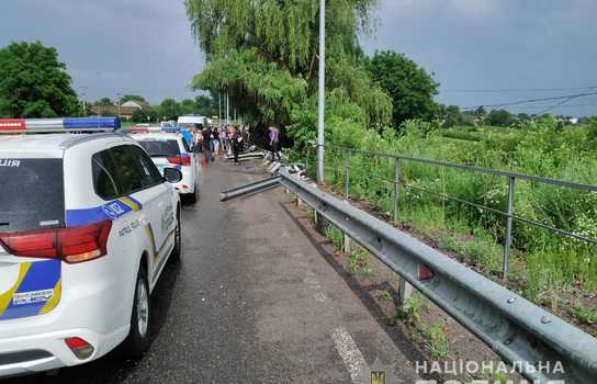 Новини Вінниці / Четверо людей госпіталізовано: у поліції повідомили деталі ДТП біля Вінниці, де злетів з траси автобус (ФОТО)