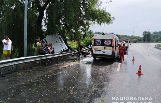 Новини Вінниці / Четверо людей госпіталізовано: у поліції повідомили деталі ДТП біля Вінниці, де злетів з траси автобус (ФОТО)