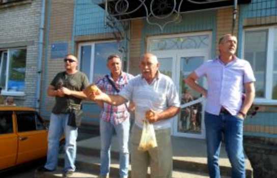 Новини Вінниці / На Вінниччині люди заблокували спиртзавод, який отруює повітря. Голова ОДА підозрює що завод хтось «покриває» і обіцяє звернутися до ДБР  