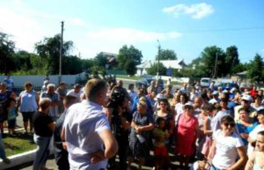 Новини Вінниці / На Вінниччині люди заблокували спиртзавод, який отруює повітря. Голова ОДА підозрює що завод хтось «покриває» і обіцяє звернутися до ДБР  