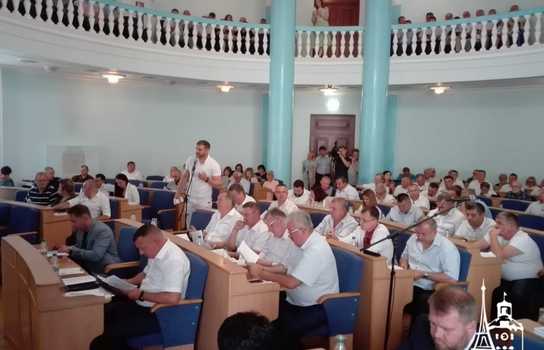 Новини Вінниці / Депутати Вінницької облради не захотіли слухати звіт голови ОДА Валерія Коровія, але майже годину ставили йому запитання (ФОТО)