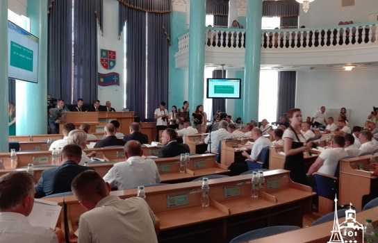 Новини Вінниці / Депутати Вінницької облради не захотіли слухати звіт голови ОДА Валерія Коровія, але майже годину ставили йому запитання (ФОТО)