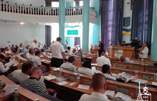 Новини Вінниці / Депутати Вінницької облради не захотіли слухати звіт голови ОДА Валерія Коровія, але майже годину ставили йому запитання (ФОТО)