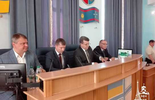 Новини Вінниці / Депутати Вінницької облради не захотіли слухати звіт голови ОДА Валерія Коровія, але майже годину ставили йому запитання (ФОТО)