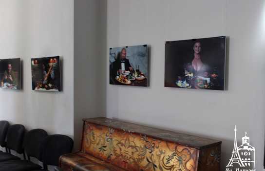 Новини Вінниці / У Вінниці презентували фотопроект «Смачна країна»: відомі вінничани позували за столом (ФОТО)