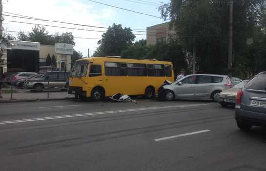 Новини Вінниці / Маршрутка та «Рено» не розминулись у Вінниці: постраждалих немає, але тролейбуси стояли близько години