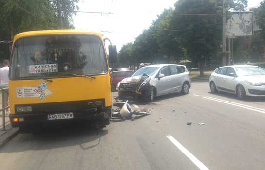 Новини Вінниці / Маршрутка та «Рено» не розминулись у Вінниці: постраждалих немає, але тролейбуси стояли близько години