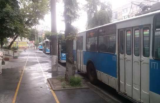 Новини Вінниці / Маршрутка та «Рено» не розминулись у Вінниці: постраждалих немає, але тролейбуси стояли близько години