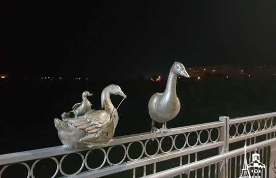 Новини Вінниці / Вночі у Вінниці двоє п’яних хотіли скинути з мосту бронзового гусака (ФОТО, ВІДЕО)