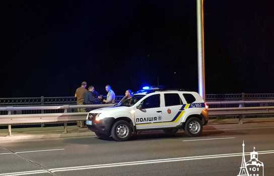 Новини Вінниці / Вночі у Вінниці двоє п’яних хотіли скинути з мосту бронзового гусака (ФОТО, ВІДЕО)