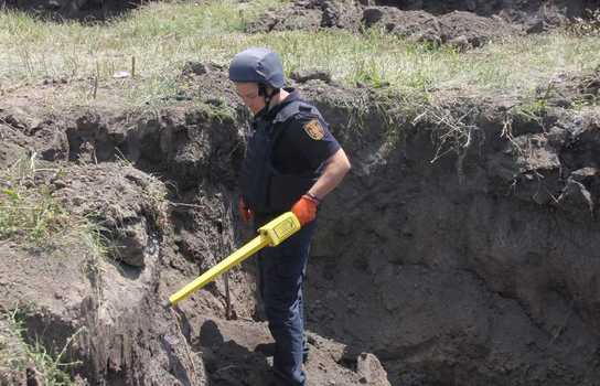 Новини Вінниці / Людські рештки, взуття, гранати та набої викопали у Липовці на Вінниччині (ФОТО)