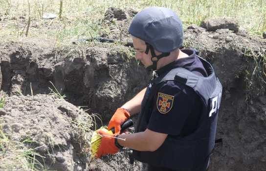 Новини Вінниці / Людські рештки, взуття, гранати та набої викопали у Липовці на Вінниччині (ФОТО)