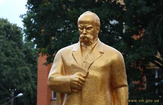 Новини Вінниці / В Іллінцях встановили «золотого» Кобзаря і відновлять центральну площу міста (ФОТО)