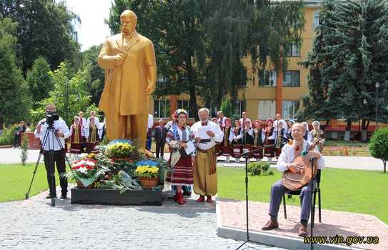 Новини Вінниці / В Іллінцях встановили «золотого» Кобзаря і відновлять центральну площу міста (ФОТО)