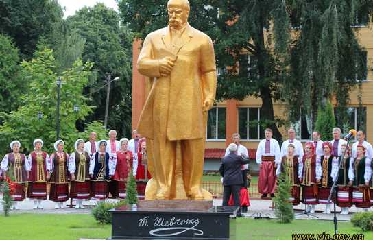 Новини Вінниці / В Іллінцях встановили «золотого» Кобзаря і відновлять центральну площу міста (ФОТО)