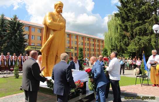 Новини Вінниці / В Іллінцях встановили «золотого» Кобзаря і відновлять центральну площу міста (ФОТО)