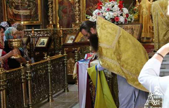 Новини Вінниці / Вінницько-Барська єпархія ПЦУ має тепер свій прапор, разом з державним його підняли біля собору у Вінниці (ФОТО)