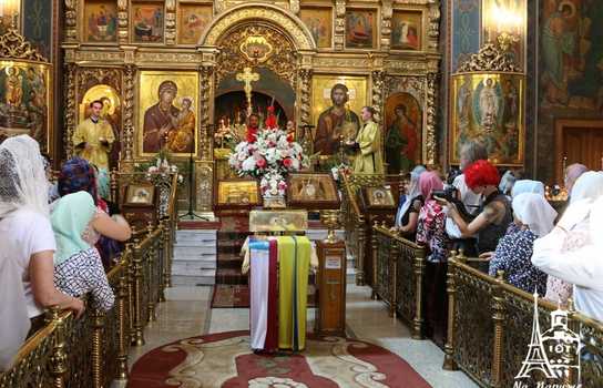 Новини Вінниці / Вінницько-Барська єпархія ПЦУ має тепер свій прапор, разом з державним його підняли біля собору у Вінниці (ФОТО)