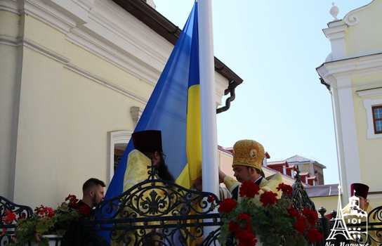 Новини Вінниці / Вінницько-Барська єпархія ПЦУ має тепер свій прапор, разом з державним його підняли біля собору у Вінниці (ФОТО)