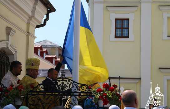 Новини Вінниці / Вінницько-Барська єпархія ПЦУ має тепер свій прапор, разом з державним його підняли біля собору у Вінниці (ФОТО)