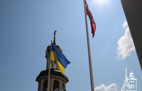 Новини Вінниці / Вінницько-Барська єпархія ПЦУ має тепер свій прапор, разом з державним його підняли біля собору у Вінниці (ФОТО)