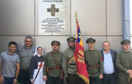 Новини Вінниці / «Бій з більшовиками» на стадіоні та «Український IRON MAN»: на Вінниччині відзначили 100-річчя «Вапнярської операції» Армії УНР (ФОТО)