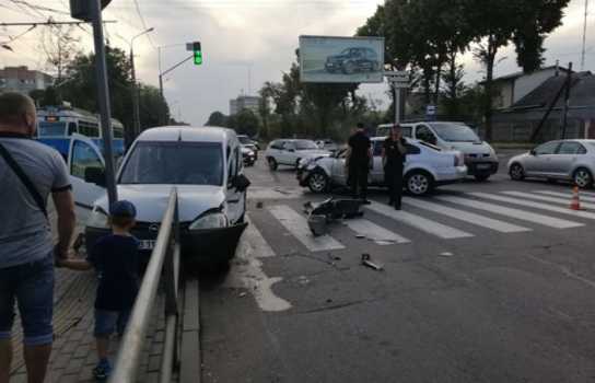 Новини Вінниці / Аварія у Вінниці: біля зупинки громадського транспорту розбились «Volkswagen» та «Opel» (ФОТО, ВІДЕО)