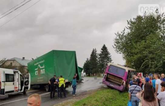 Новини Вінниці / Пасажири вінницького автобусу потрапили у жахливу ДТП на Тернопільщині (ФОТО, ВІДЕО)