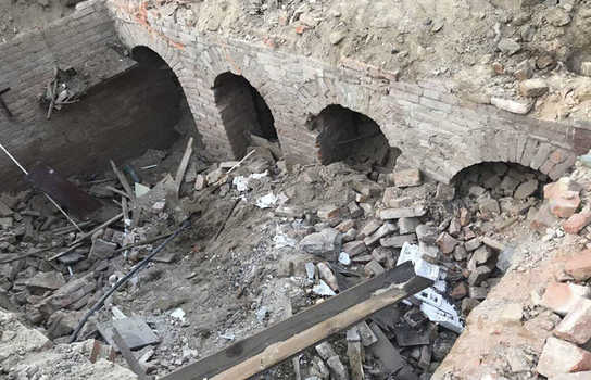 Новини Вінниці / Під ковшем екскаватору у центрі Вінниці виявили залишки стародавніх підземель (ФОТО, ВІДЕО)