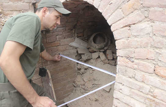 Новини Вінниці / В знайдених під ковшем екскаватора у Вінниці підземеллях вбачають частину ходів, які з’єднані із сусідніми будинками (ФОТО, ВІДЕО) 